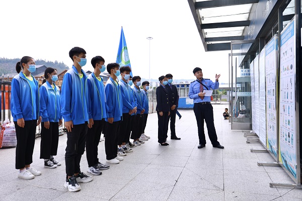 三江南站铁路工作人员向学生介绍旅客携带品的规定1.jpg