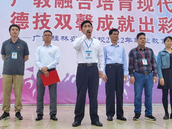 陈世富校长（左三）宣2022年职教活动周开始600.jpg